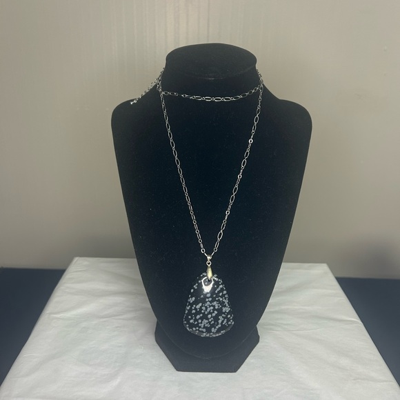 Elegant Snowflake Obsidian Pendant Necklace - Picture 5 of 5